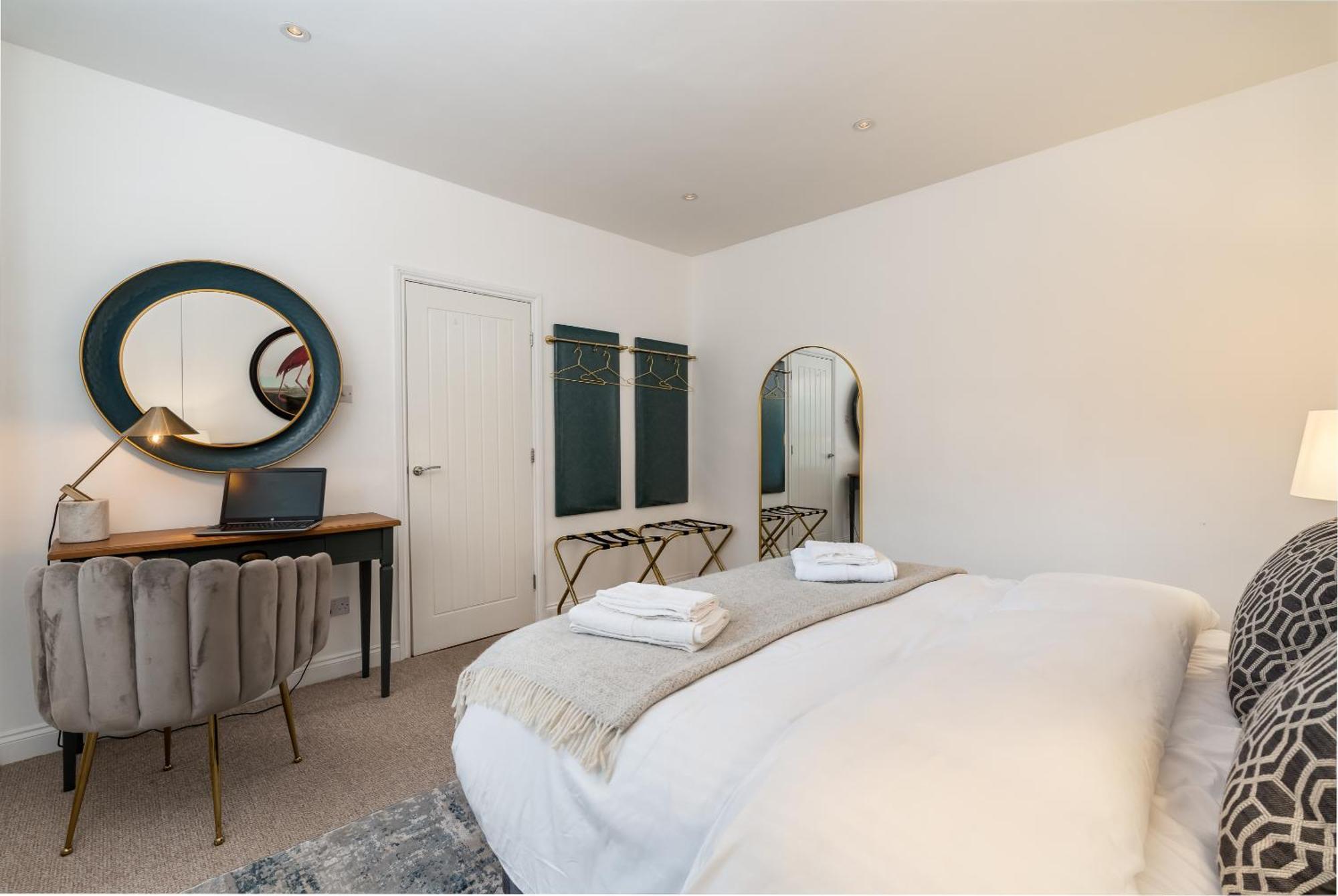 Hatter's Haven Luxury Appartment, Near Airport & Town Center Apartment *